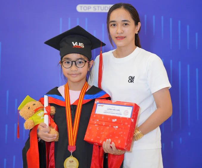 Bé Lương Kiều Hân