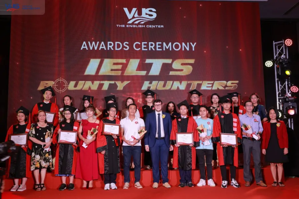 VUS vinh danh 38 IELTS Bounty Hunters trong sự kiện mô phỏng chuyến bay đến tương lai