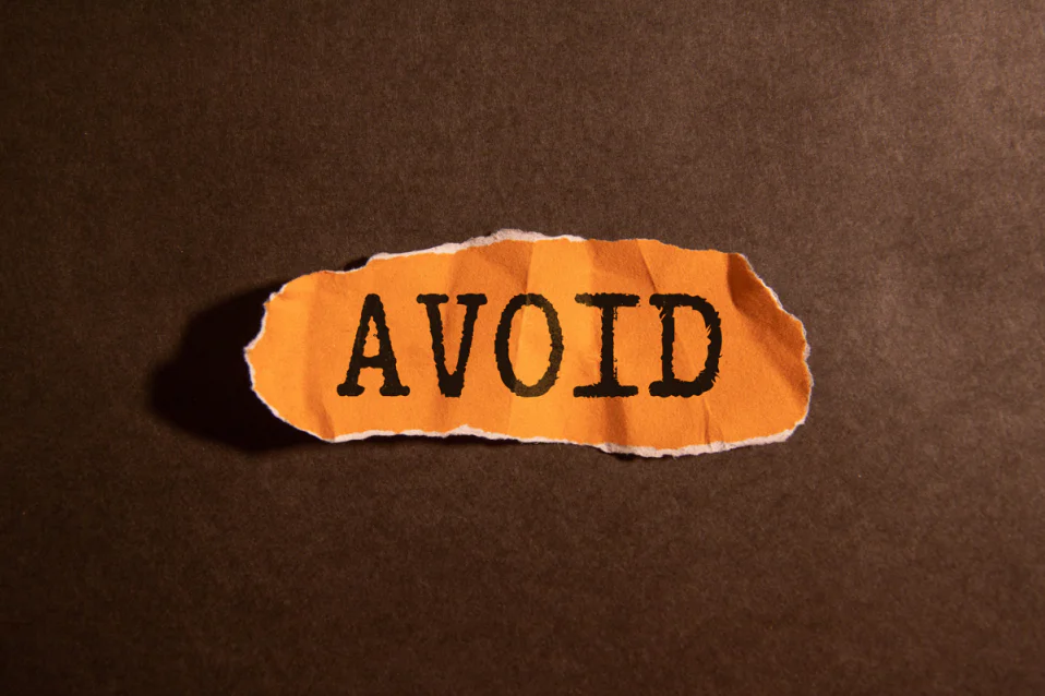 Avoid to V hay Ving? Cấu trúc chuẩn và so sánh với prevent
