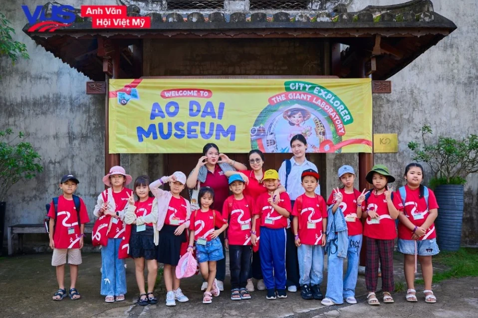 Học tiếng Anh qua trải nghiệm cùng chuyến dã ngoại tại bảo tàng áo dài!